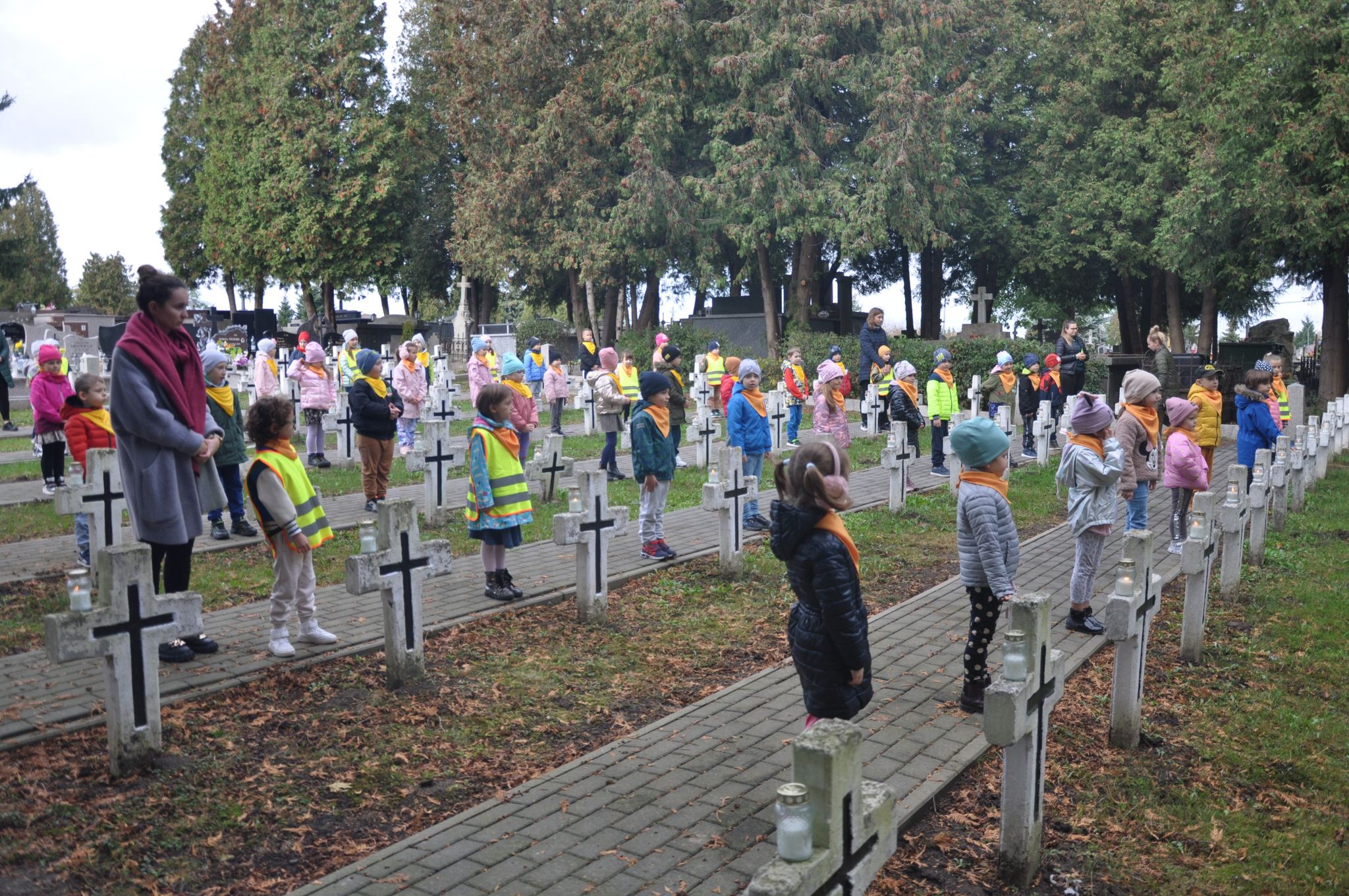 Przedszkolaki z Akademii Uśmiechu w Jarosławiu odwiedziły groby bohaterów